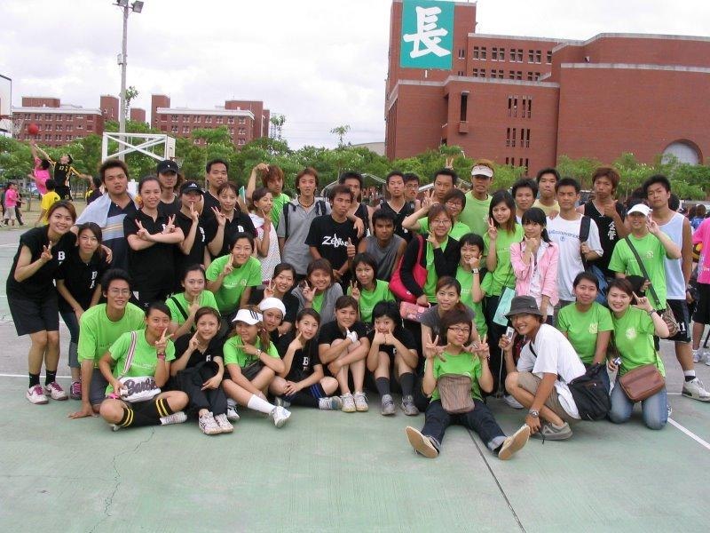 在長榮大學戶外球場的大型學生團體合照,多人穿著同款綠色上衣